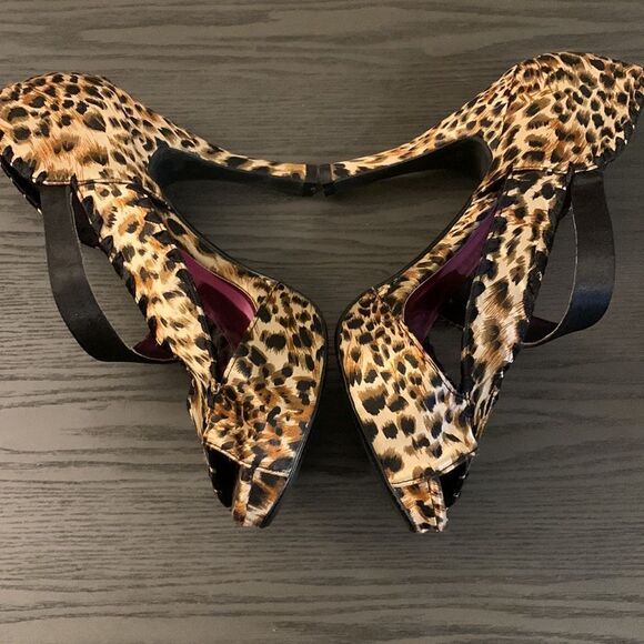 BKE Size 7 platform open toe strappy heels. Animal print - Picture 3 of 12